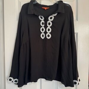 Mod Cloth Plus Black Floral Embroidered Trim Lightweight Bliuse